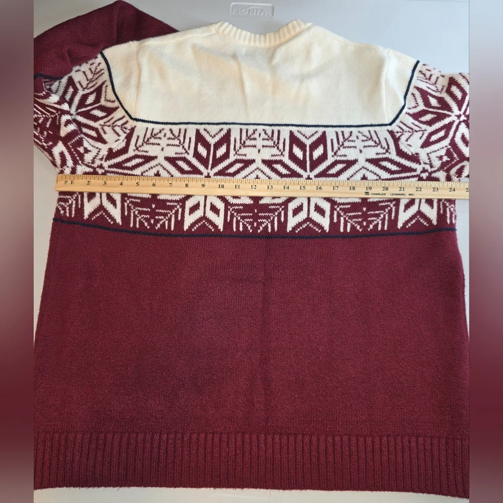 Old Navy SoSoft Maroon White Crewneck Sweater Snowflake Size XL NWOT E-3001